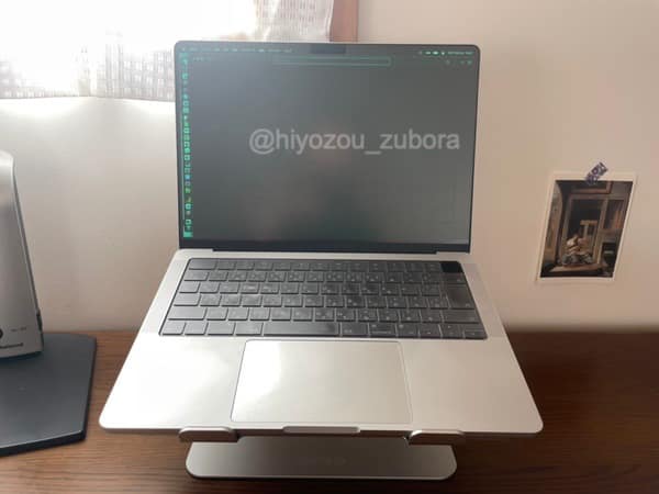 boyataパソコンスタンドにMacBook Pro（2021）14インチを乗せた様子