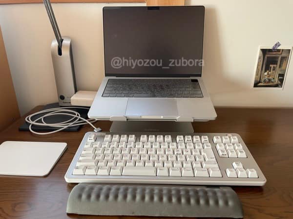 デスク環境。MacBook Pro、boyataパソコンスタンド、RealForce