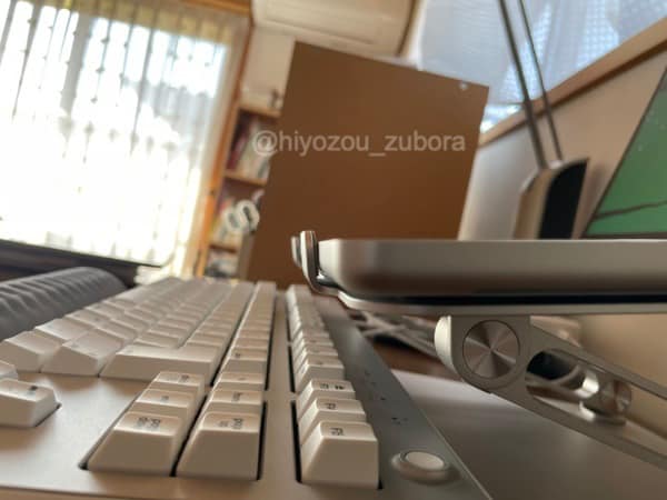 boyataパソコンスタンドにMacBook Pro（2021）14インチを乗せた様子（側面）