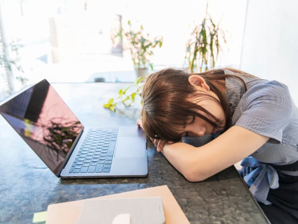パソコン作業で疲れてぐったりする女性